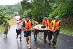 Cán bộ, chiến sĩ Sư đoàn 346 hỗ trợ người dân khắc phục hậu quả bão số 3